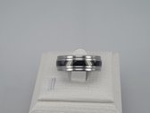 RVS ring maat 18 uitgevoerd in zilver met een gepolijst dubbele randje aan beide kant en midden zwarte PVD coating. Deze ring is zowel geschikt voor dame of heer
