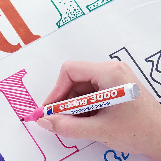 Hand kleurt een grote 'I' roze met een edding 3000 permanente marker.