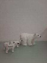 Beeldjes van ijsbeertjes en een grote ijsbeer 4 st