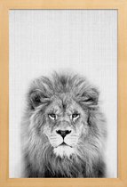 JUNIQE - Poster in houten lijst Leeuw zwart-wit foto -20x30 /Grijs &