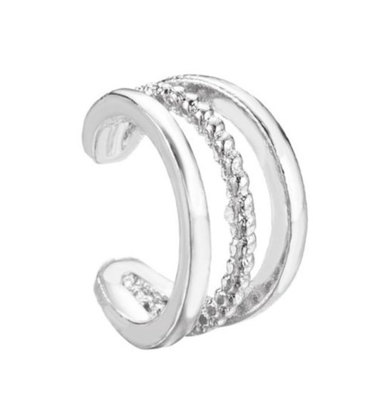 Zilverkleurige ear cuff met 3 rijen, waarvan de middelste rij bezet is met kleine steentjes.