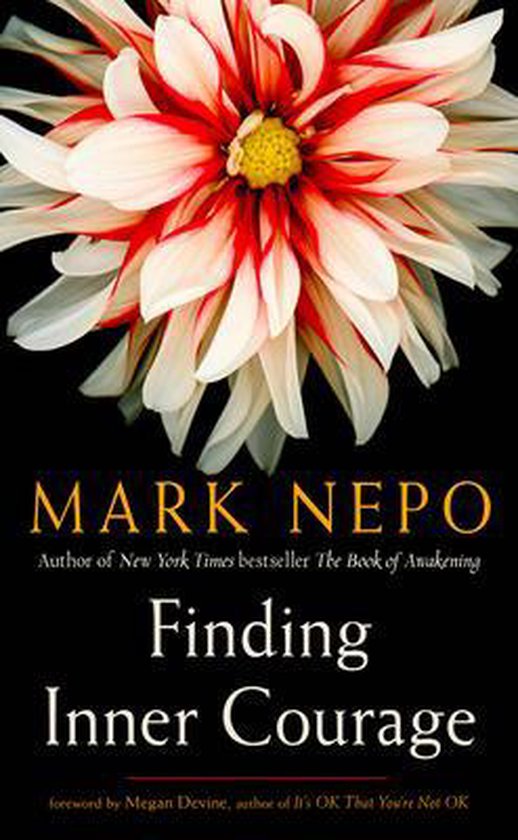 Boek 'Finding Inner Courage' van Mark Nepo met een bloem erop.