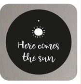 Muurcirkel - Here comes the sun - 30 cm - roundie zwart industrieel wit met tekst / quote / symbool -- Liefss muurcirkel van dibond / aluminium