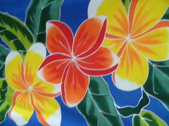 sarong, pareo, hamamdoek, wikkelrok handgeschilderd  figuren bloemen patroon lengte 115 cm breedte 165 kleuren blauw oranje oranje groen geel rood.