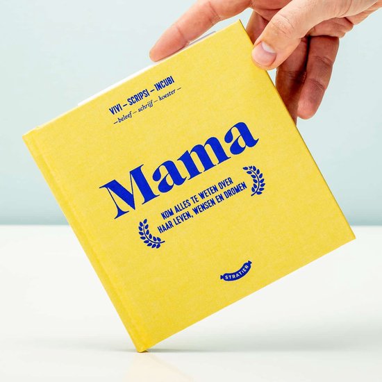 Gele omslag met de tekst "Mama komt alles te weten over haar leven, wensen en dromen" in blauwe letters.