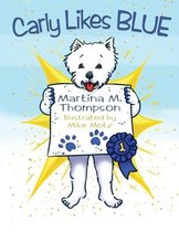 Couverture du livre 'Carly Likes BLUE' avec un chien blanc tenant un document avec 'Martina M. Thompson' et des empreintes de pattes, avec une médaille de ruban bleue.