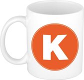 Mok / beker met de letter K oranje bedrukking voor het maken van een naam / woord - koffiebeker / koffiemok - namen beker