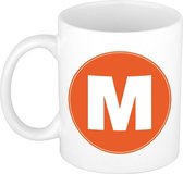 Mok / beker met de letter M oranje bedrukking voor het maken van een naam / woord - koffiebeker / koffiemok - namen beker