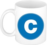 Mok / beker met de letter C blauwe bedrukking voor het maken van een naam / woord of team