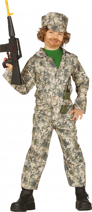 Jongen in camouflage soldatenkostuum met pet, speelgoedgeweer en riem met accessoires.