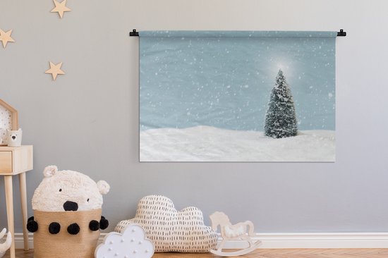 Tenture murale Noël - Un sapin de Noël dans un paysage enneigé et un ciel bleu Tenture murale coton 150x100 cm - Tapisserie murale avec photo