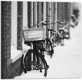 Dibond - Zwart/Wit Fiets In de Sneeuw - 50x50cm Foto op Aluminium (Wanddecoratie van metaal)