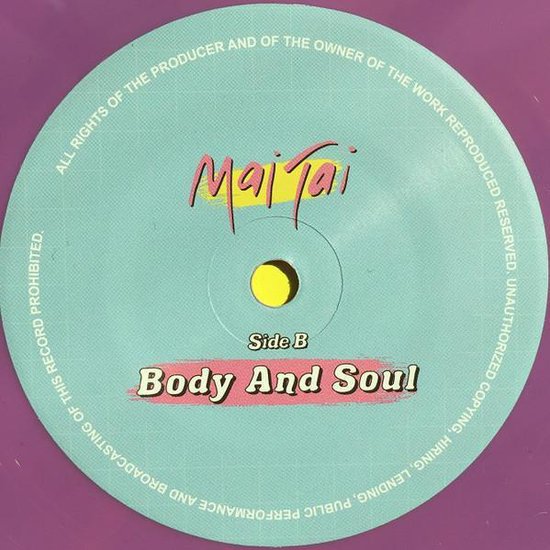 Close-up van de paarse vinyl single met op de lichtblauwe label het logo "Mai Tai" en "Body And Soul".