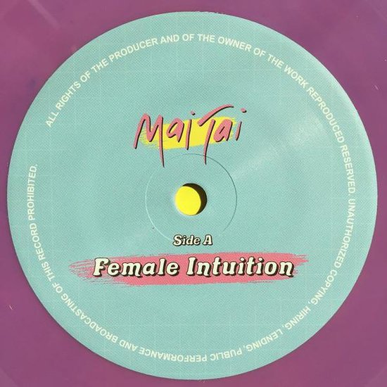 Close-up van de paarse vinyl single met op de lichtblauwe label het logo "Mai Tai" en "Female Intuition".