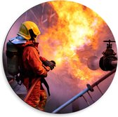 Dibond Wandcirkel - Brandweerman bij Brandende Trap in Actie - 50x50cm Foto op Aluminium Wandcirkel (met ophangsysteem)