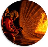 Dibond Wandcirkel - Twee Brandweermannen in Actie bij Vuur - 40x40cm Foto op Aluminium Wandcirkel (met ophangsysteem)