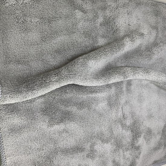 Gedetailleerde close-up van een zachte, grijze microvezeldoek.