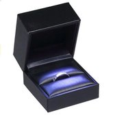 Ringdoosje LED lichtje zwart lederlook - aanzoek - huwelijksaanzoek - verloving - bruiloft - sieradendoos - zijde - liefde - Valentijnsdag - ring - verlichting - lichtje - met lich