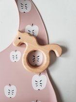 babygift babyshower bib slabbetje siliconen slab bijtring babyspeelgoed houtenspeelgoed