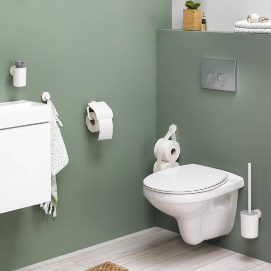 Badkamer met groene muur: toilet, wastafel, spiegel, TIGER toiletrolhouder en handdoekhaak.