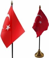2x stuks Turkije tafelvlaggetjes 10 x 15 cm met standaard - Landen vlag feestartikelen/versiering