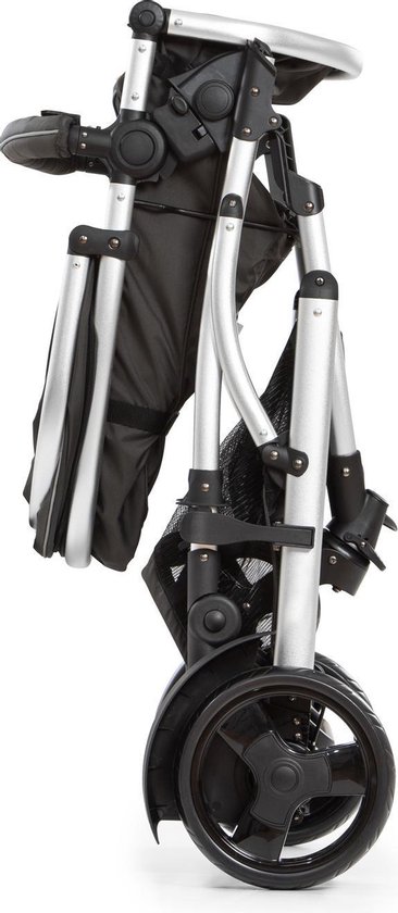 Ingeklapte zwarte kinderwagen met zilverkleurig frame, staand op één wiel.