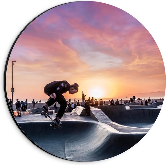 Dibond Wandcirkel - Skater op Baan met Zonsondergang - 20x20cm Foto op Aluminium Wandcirkel (met ophangsysteem)