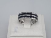 RVS ring maat 21 met robuuste uitstraling met zilver en twee binnen lijnen met zwart coating. Deze ring is zowel geschikt voor dame of heer.