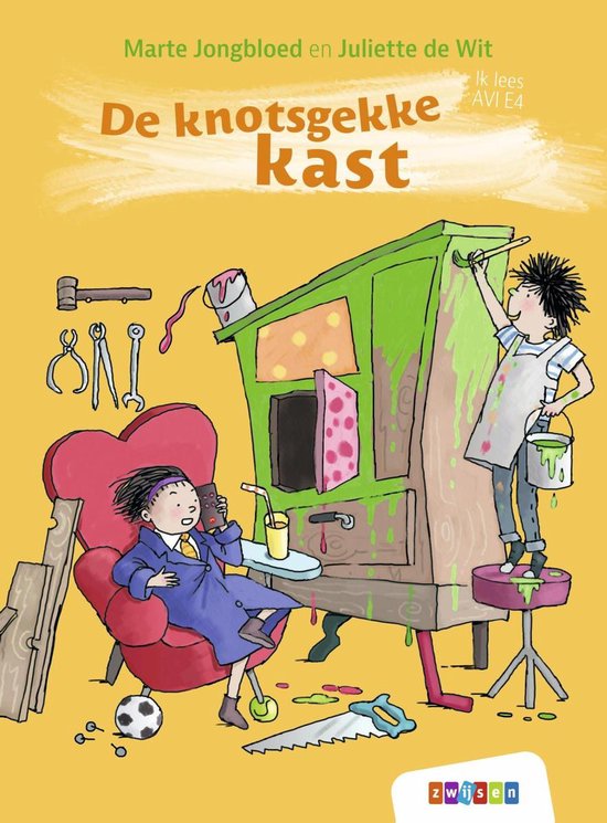 Een jongen in een paars pak zit in een stoel en belt. Een andere jongen schildert een groene kast die ondersteboven staat. Gereedschap ligt verspreid.