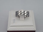 Edelstaal ring zilver kleur met schuin dunne streep zwart coating. maat 23. Deze ring is zowel geschikt voor dame of heer.