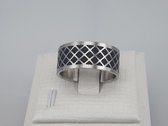 Edelstaal brede zilverkleur ringen met zwart ruiten motief. maat 19. deze ring is zowel geschikt voor dame of heer in de kleur zilver.