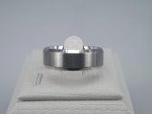 Edelstaal zilverkleur ringen maat 23 met 2 fijne schuin uit gegraveerde banen aan de buitenkanten en brede mat zilver banen in midden, deze ring is zowel geschikt voor dame of heer.