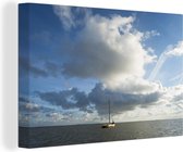 Canvas Schilderij Een zeilboot op het water bij Ameland - 60x40 cm - Wanddecoratie