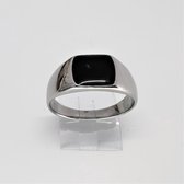 Schitterend edelstaal zilverkleur zegelring met zwart vierkant coating in maat 22  Deze ring is zowel geschikt voor heer of dame en jongens als hun eerste zegelring.