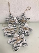 Kersthangers - vijf stuks - sterren met stof aan de buitenkant in het zwart en wit - met hangers van touw en kralen in het zwart en wit