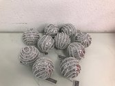 kerstballen - tien stuks - zilveren glitters met witte kralen als decoratie - 8 cm diameter