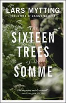 Boekhoes van 'The Sixteen Trees of the Somme' door Lars Mytting. Een close-up van een hand die door groen blad gaat.