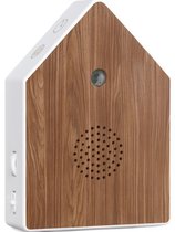 Wit geluidshuisje in huisjesvorm met houten voorpaneel, cirkelvormige speaker en sensor.