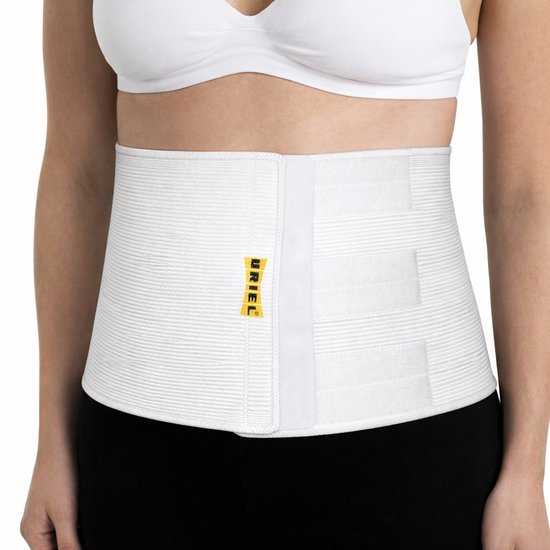 Femme portant une ceinture abdominale Uriel blanche, avec logo jaune et velcro.