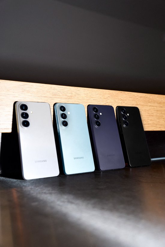 Vier Samsung smartphones in de kleuren wit, lichtblauw, donkerpaars en zwart.