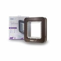 Bruine SureFlap microchip huisdierluik naast de verpakking.