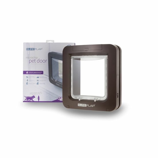 Bruine SureFlap microchip huisdierluik naast de verpakking.