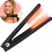 Een open zwarte stijltang met gloeiende platen, en een vrouw met stijl haar op de achtergrond.