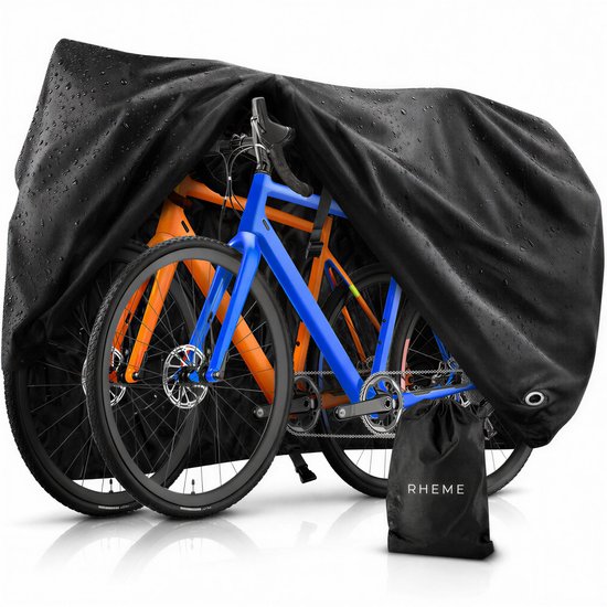 Zwarte fietshoes bedekt twee fietsen, een oranje en een blauwe, met een zwarte opbergtas ernaast.