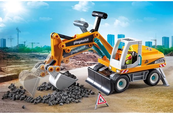Gele Playmobil graafmachine met grijze en witte details, bestuurder in de cabine, schep met stenen.