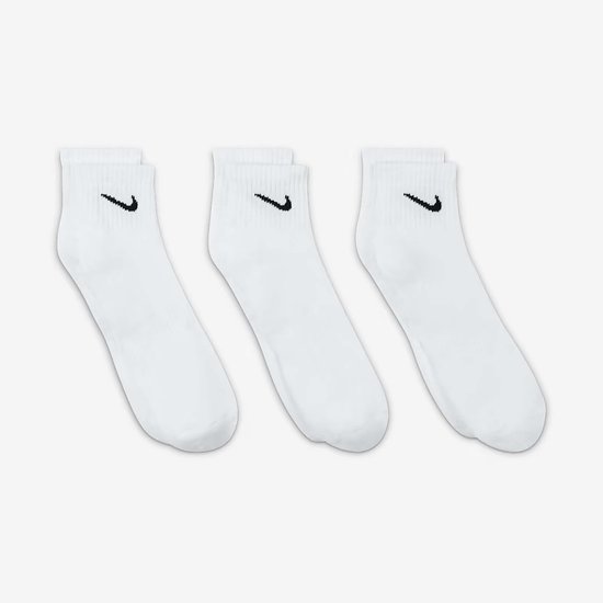 Drie paar witte Nike enkelsokken met zwart Nike logo.