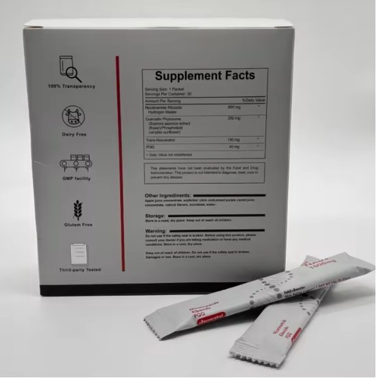 Achterkant van het doosje NAD+ 1000mg. Supplementfeiten, ingrediënten, waarschuwingen. Twee zakjes NAD+ Booster.