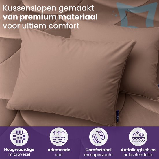 Twee bruine kussenslopen van microvezel, zacht en ademend, met iconen die comfort en hypoallergene eigenschappen aangeven.