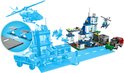 Overzicht van LEGO City Politiestation 60316 met wegplaten, politieauto, helikopter en gevangenis.