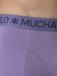 Detail van een paarse boxslip met 'MUCHACHOMALO' logo-band en stiksels.